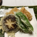 山ばな平八茶屋 - 鱚の東寺揚げ、車海老のあられ揚げ 椎茸、獅子唐辛子の天ぷら
