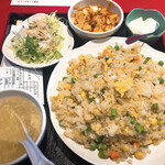 永利 - 海鮮五目炒飯　950円　ミニ麻婆豆腐150円