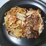 Okonomiyaki Teppan Sakaba Tomi San - イカ焼きそばと豚のお好み焼き