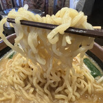 membatadokoroshouten - 麺。中太縮れ麺、至って普通に感じてしまう。