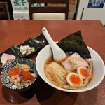 酒肴場 屯 - 津軽煮干し中華蕎麦（味玉入り）¥850、海鮮丼¥500