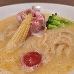 Chuukasoba Shikisokuzekuu - 麺のアップです。