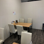 うどんダイニング 万徳屋 - テーブル席