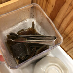 うどんダイニング 万徳屋 - 卓上の昆布