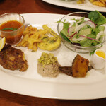 ガネーシュ - ラッサム、ごぼうと桜エビのパコラ、こごみのパコラ、柑橘サラダ、カボチャのサブジ、アジのチャツネ ふきのとうオイル漬け、チキンティッカ