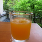俵屋旅館 - 朝は絞りたてのオレンジジュース
