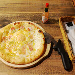 サラサ３ - 週替わりピザ　ベーコンとゴルゴンゾーラのカルボナーラピザ