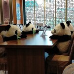 ファミリー中華レストラン パンダ - 一番広いテーブル席はパンダが占拠ｗ
