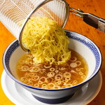 支那そば へいきち 二代目 - 麺入れ　シーン