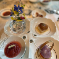 ヘイフンテラス - 
                    
                    毛蟹と鶏血藤 紫ウコンの赤酢小籠包 海老と乾燥アケビ 補骨脂の蒸し餃子
                    桜海老と蟹味噌 杏仁甘露煮 ナルコユリ 山査子のパイ
                    
                    