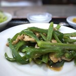 Chuukaryouri Tenjunrou - ＊青椒肉絲はピーマン多めですね。(^_^; 豚肉には下味が付いていますけれど、オイスターソースが少なく若干塩が強いかしら。