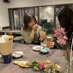 Shokudou Kotoko - 女子会やデートににおすすめのオシャレな店内♪中央の大きなダイニングテーブルは対面でワイワイと、横並びでカップルシート使いにも♪