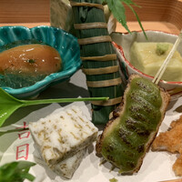日本料理 丸しま - 
                      「フルーツトマトと煮凝りゼリー寄せ」
                      「青豆豆腐」