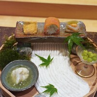小熊 - 鯛の子煮凝り、びわますの鮨、平貝このこ乗せ、鯛の白子、薄い豆、あわび