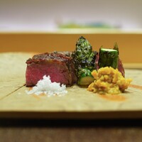 小熊 - あか牛のサーロイン、アスパラ、たちばなこしょう