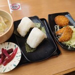 食事処　七福 - おにぎり(鮭・梅)と豚汁とイカたっぷりミニメンチ