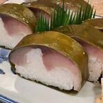 いづう - 鯖姿寿司。