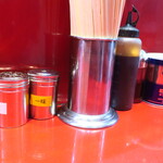 ラーメン二郎 - 卓上調味料