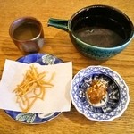 手打そば 乃田 - かたの桜（純米吟醸酒）と揚げ蕎麦、自家製の肉味噌