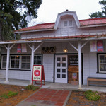 赤い屋根の喫茶店 駅舎 - 