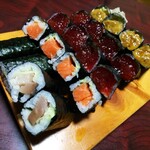 Sankiyuusushi - 雲丹、すじこ、サーモン、鯖の巻き寿司