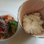 松尾ジンギスカン - 上に具材　下にご飯　開くとお皿に