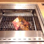 Yakiniku Raiku - カルビを焼きます