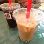 マノ カフェ - ヘーゼルナッツコーヒー＆ロイヤルミルクティコーヒーは各330円。