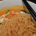 太陽のトマト麺 - 麺は極細麺、箸はトルネード箸