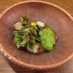 クーリエール - 減圧調理した明石蛸 マーメラス(スナップえんどう) のペースト  海老の出汁のトムヤムソース レンズ豆 豚肉の脂の塩漬け キャベツのピクルス