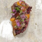 クーリエール - 藁の香りでスモークを付けた紀州鴨 ローストしたいちご 梅としば漬けとビーツのソース アセロラのチップス 穂じそ