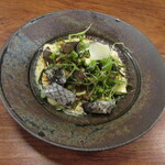 クーリエール - 減圧調理でイカスミを浸透させたハリイカのマリネ 広島のチーズ・花かご  広島梶谷農園のハーブのサラダ マイヤーレモンのソース イカスミ ブラックペッパー