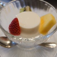 東天閣 神戸本店 - プレミアムコース@8,800円のココナッツプリンと季節のフルーツ✨添えられている果物も見事に甘い！ぷるんとした食感のプリンが喉越しよくなめらかで心地よい締めくくりです♪
