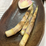 Tsugaru Jamisen Raibu Hausu Anzu - 数量限定、根曲がりの竹焼き。皮を剥いて頂きます。あちぃあちぃ