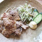 おんじき家ふうど - ランチの肉料理。お盆に入りきらないので別の皿で出てきたが、時間差がありすぎて、ご飯をほとんど食べ終わった後に出てきたのが残念。お店の混雑はわかるけど・・・