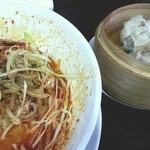 担々麺 杉山 - 坦々麺と焼売。いい組み合わせだ。