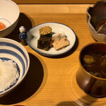 日本料理こまつ - 牛肉を卵黄に付けてすき焼き風で。山椒の味がアクセントに。