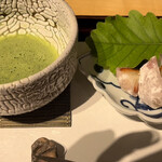 日本料理こまつ - イチゴ大福を目の前で作ってくれました。