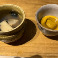 こまつ - 鮑を雲丹につけて食べる。こんな食べ方初めてです、絶品。