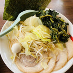 横浜家系ラーメン 房総吟家 - 醤油ラーメン　モヤキャベ、ほうれん草、チャーシュートッピング