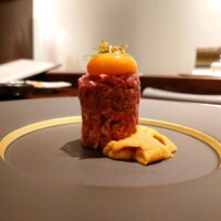 黒毛和牛焼肉 虎斑 北新地店 - 赤身と雲丹のユッケ