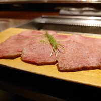 黒毛和牛焼肉 虎斑 北新地店 - 特上タン