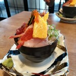 すし居酒屋 湊 - 料理写真:海鮮のせすぎ丼