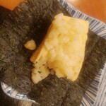 赤吉 - 卵焼きの半分を海苔で巻きます