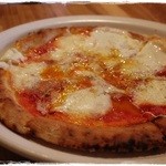 モデラート - トマトソースのピザ