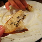 ズッケロ - お皿のチーズをパンで頂きます