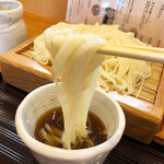 Udoncha Yakaiduya - 麺はツヤツヤで細い平打ち麺。スルスルっと食べやすく喉越しがイイ麺ですな♪
                        つゆも麺にピッタリ相性がイイです。