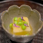 日本料理 研野 - 菊乃井で学んだという、長芋にかつお出汁のジュレ。うすい豆と豆科のお花を散らして。