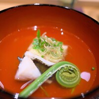 日本料理 研野 - お椀は明石の黒メバル、くず豆腐、こごみにねぎとみょうが。