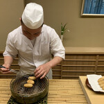 片折 - からすみ蓮根餅は直前で炭火焼きに